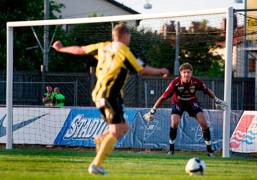 Jonas Henriksson, Häcken, har bra läge i slutet.
