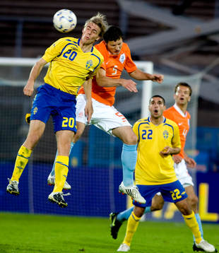 Johan Oremo, Sverige och Erik Pieters, Holland i nickduell.