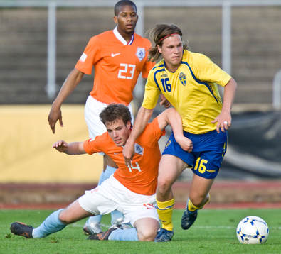 Sebastian Rajalakso, Sverige, tar sig förbi Wout Brama,