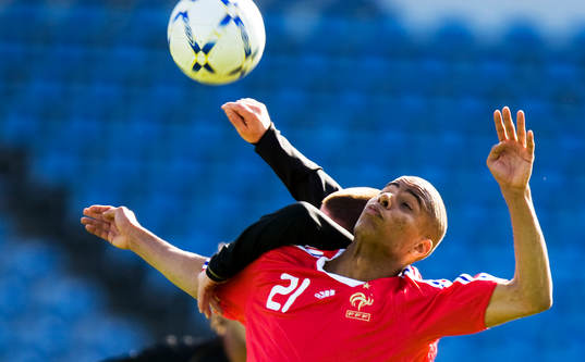 Kevin Monnet-Paquet tar ner bollen