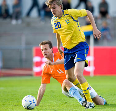 Johan Oremo nära göra mål, Barry Opdam på knä