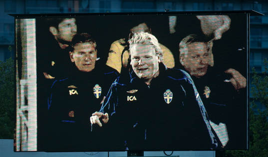 Jörgen Lennartsson, tränare, på storbildsskärm