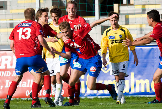 0-1, Mario Vasilj, som grattas av mittbackskollegan Fredrik