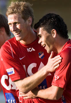 Östers 4-målsskytt Tomas Petry figrattas av Mario Vasilj