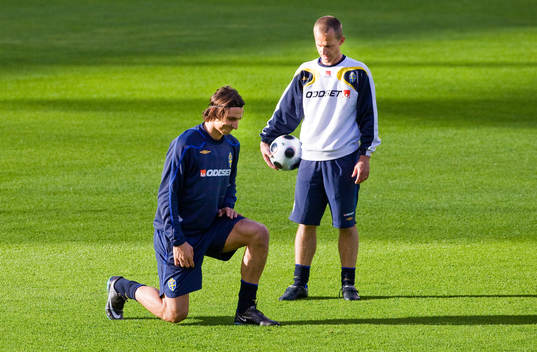 Zlatan Ibrahimovic värmer och tänjer
