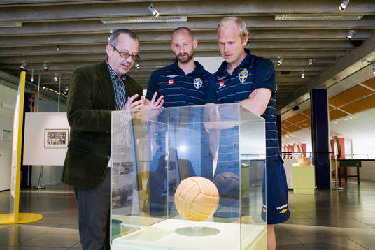 Museichefen visar Johan Wiland och Mikael Dorsin runt på