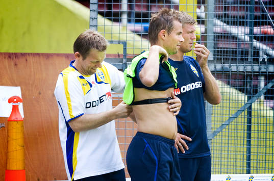 Paul Balsom, Fysiolog fäster ett pulsband på Niclas