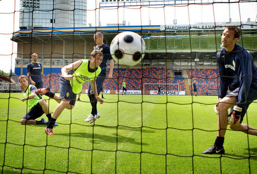 Johan Elmander nickar in bollen bakom Andreas Isaksson,