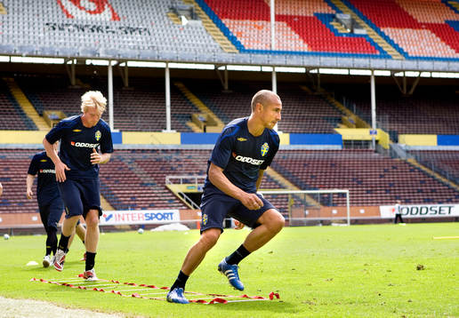 Henrik Larsson med Petter Hansson bakom sig
