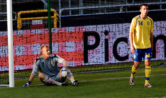 Johan Dahlin, målvakt och Guillermo Molins, nickar in ett