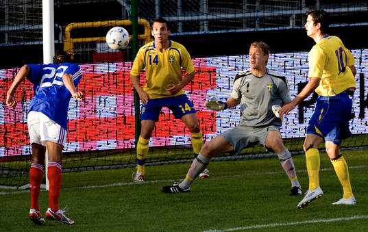 Johan Dahlin, målvakt och Guillermo Molins, nickar in ett