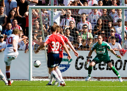 Göran Marklund, Assyriska, testar skott på mål. Dick