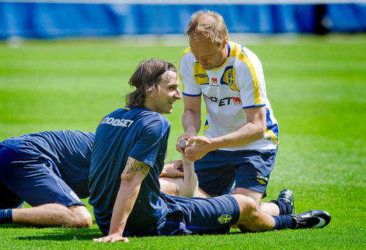 Zlatan Ibrahimovic får sitt knä omlindat