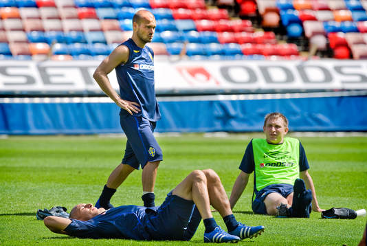 Fredrik Ljungberg stretchar lite medan Henrik Larsson och