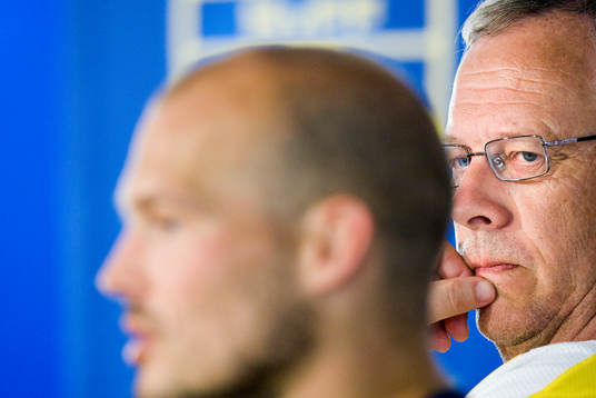 Lars Lagerbäck, förbundskapten sneglar lite på Fredrik