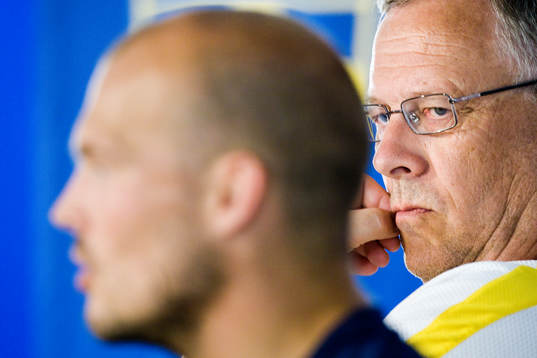 Lars Lagerbäck, förbundskapten sneglar lite på Fredrik