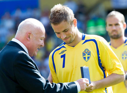 Niclas Alexandersson får pris av Fotbollförbundets