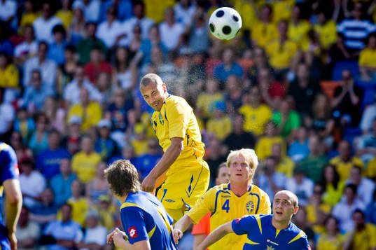 Johan Elmander, går upp i en hörna