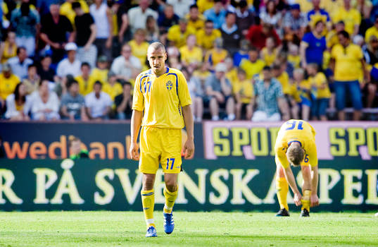 Henrik Larsson, Sverige, hänger läpp