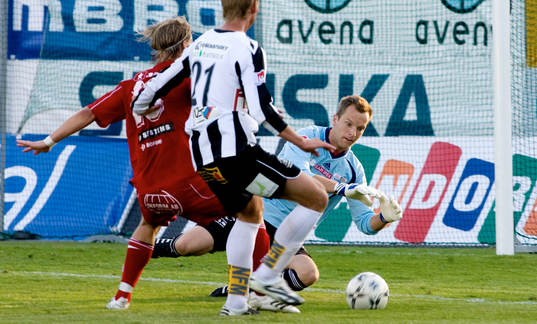 Degerfors målvakt Simon Nurme håll nollan