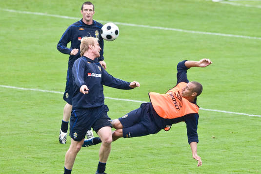 Petter Hansson och Henrik Larsson i närkamp