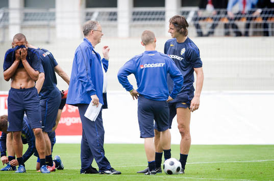 Zlatan Ibrahimovic pratar med Lars Lagerbäck om sitt knä