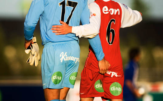 Stojan Lukic, målvakt nyper Tibor Joza i rumpan, genre,