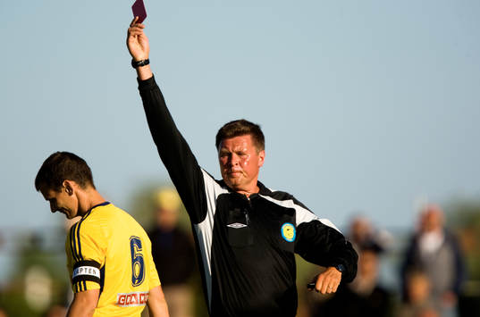 Jacob Augustsson får rött kort av Domare Antti Kanerva