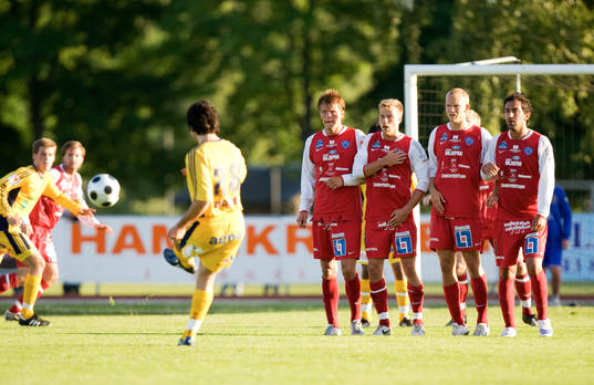 Gabriel, Ucar, slår frispark