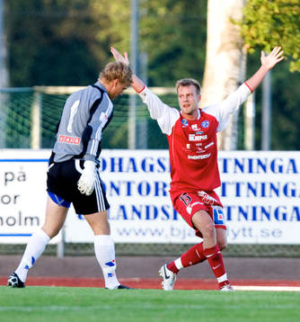 Jubel av Joel Johansson som slår in 0-3 på Pär Hansson,