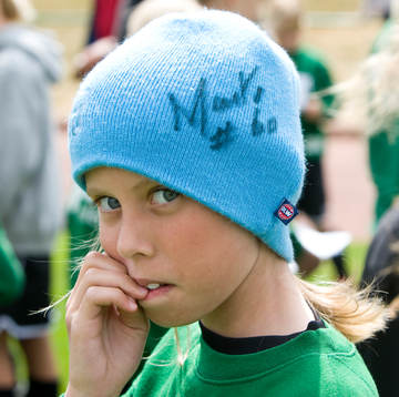 Marta skrev autografer på mössor och