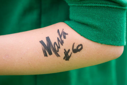 Marta skrev autografer på armar  och