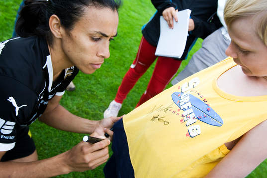 Marta skrev autografer på tröjor och