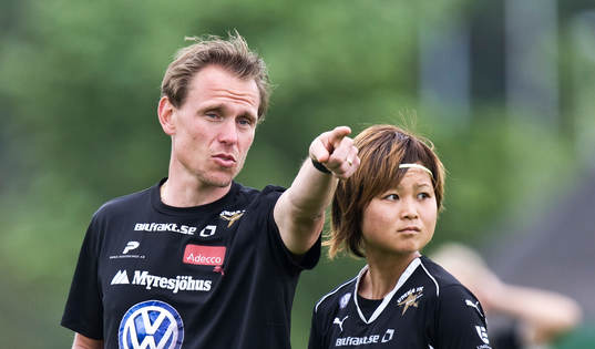 Andrée Jeglertz, tränare, instruerar Mami Yamaguchi