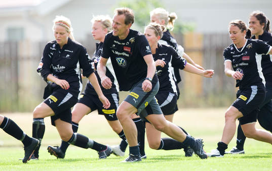 Andreé Jeglertz visar tjejerna hur man värmer upp