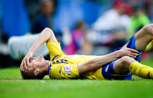 Christian Wilhelmsson, Sverige, vrider sig i smärtor.