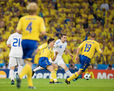 Zlatan Ibrahimovic, Sverige tas hårt