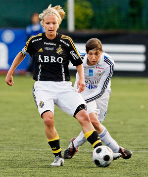Elin Ekblom Bak, AIK, i kamp om bollen med Linda Forsberg,