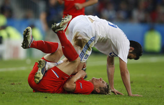 Roman Pavlyuchenko, Ryssland och Vassilis Torosidis,