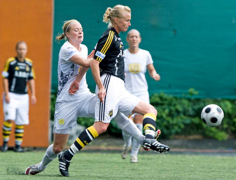 Dora Stefansdottir, LdB Malmö och Anne Mäkinen, AIK