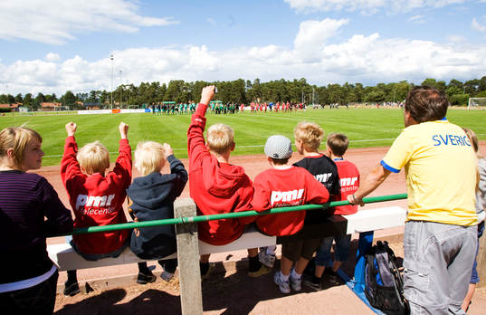 Storpublik 610 åskådare. Horna-supportrar jublar