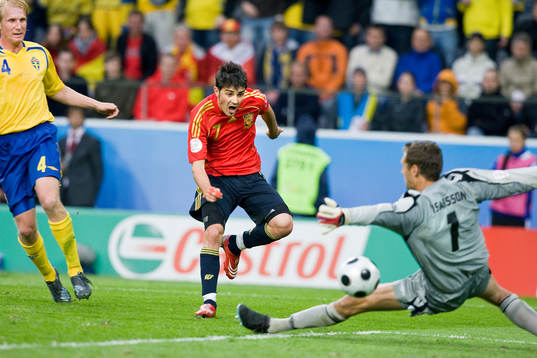 David Villa, Spanien tar sig förbi Petter Hansson, Sverige