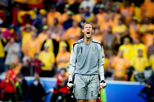 Andreas Isaksson, målvakt, Sverige, skriker ut sin ilska