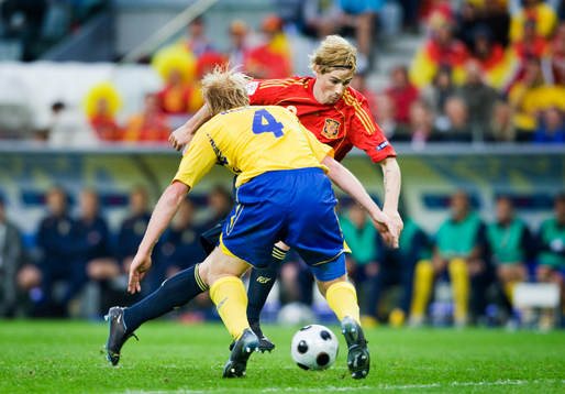 Petter Hansson, Sverige,  utmanas av Fernando Torres,