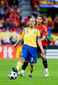 Fredrik Ljungberg, Sverige, med Sergio Ramos, Spanien, i