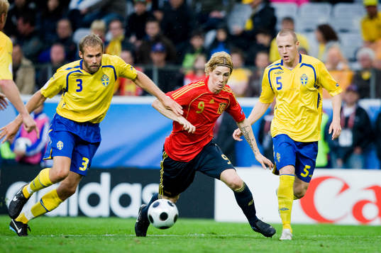 Fernando Torres, Spanien, rycker mellan Olof Mellberg, och