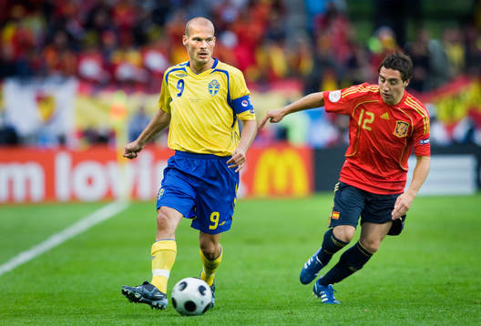 Fredrik Ljungberg, Sverige, med Santi Cazorla, Spanien, i