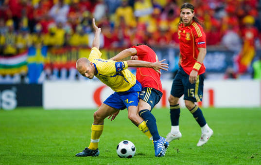 Fredrik Ljungberg, Sverige, med Santi Cazorla, Spanien, i