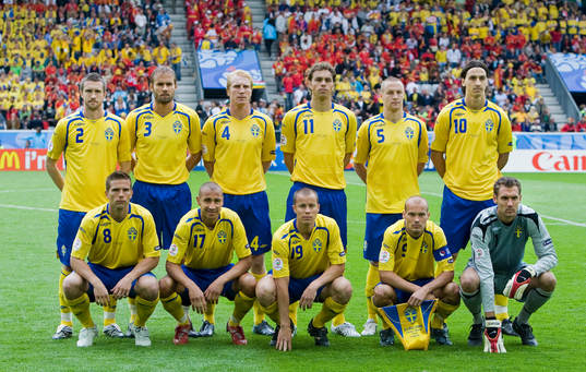 Bakre fr.v. Mikael Nilsson, Olof Mellberg, Petter Hansson,