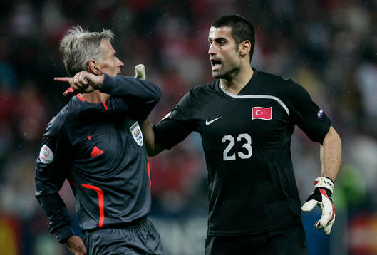 Volkan Demirel, målvakt, Turkiet, diskuterar med domare